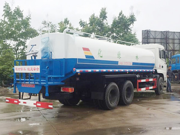 东风后八轮环卫洒水车