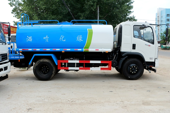 东风12吨洒水车