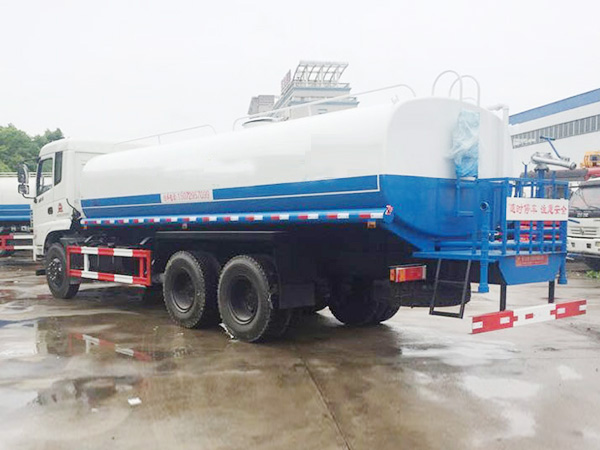 东风后八轮环卫洒水车