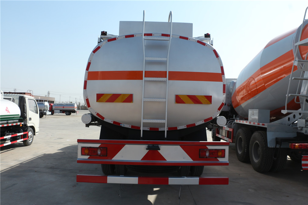 东风天锦小三轴20方运油车