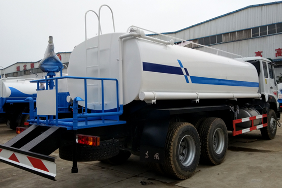 重汽19吨后双桥洒水车