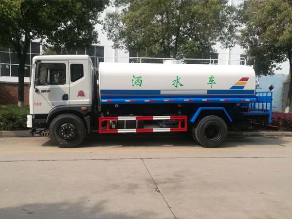 东风御虎洒水车