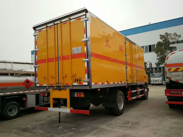 柳汽6米6(9.9吨)爆破器材车