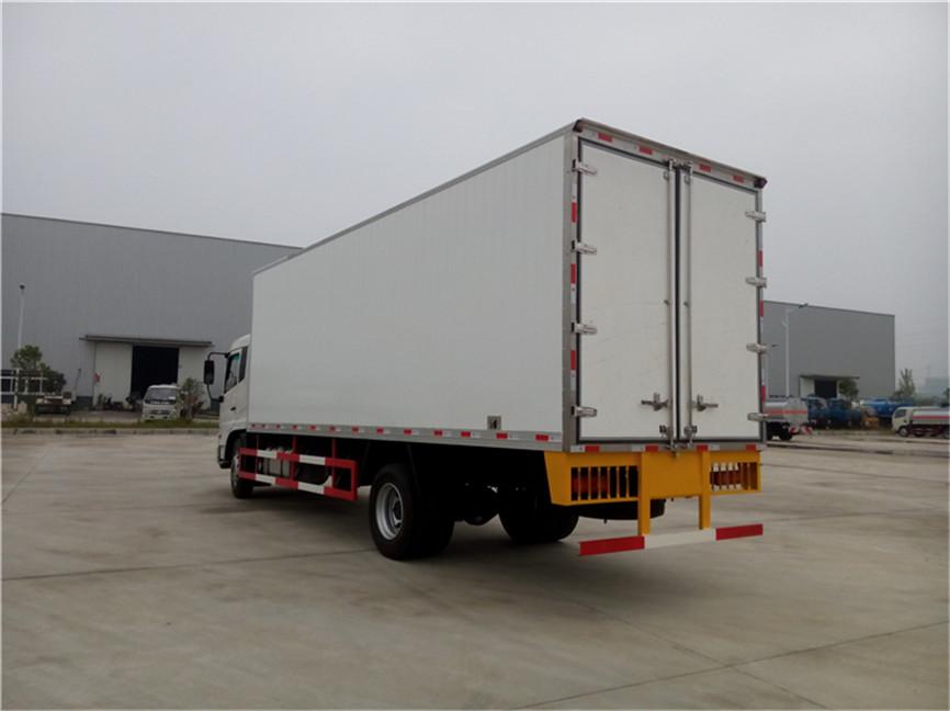 东风天锦 7.6米冷藏车