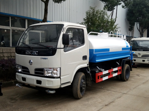 东风小卡3吨洒水车