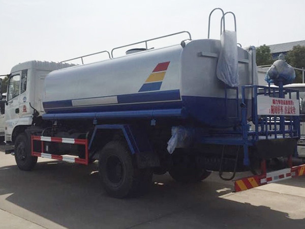 东风御虎洒水车