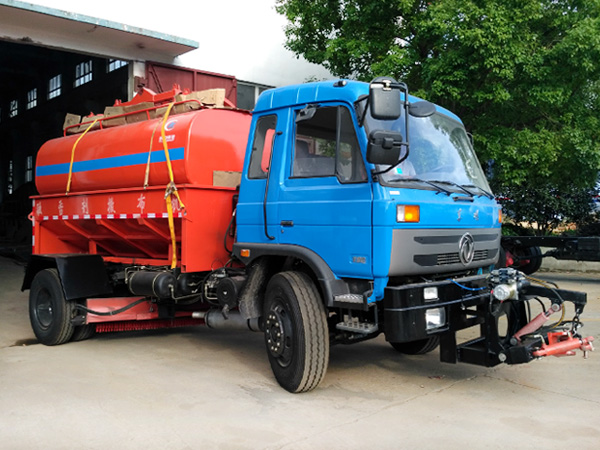 出口多功能除雪车 带水罐除雪车