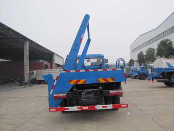 东风153侧摆臂式垃圾车（8-10方）