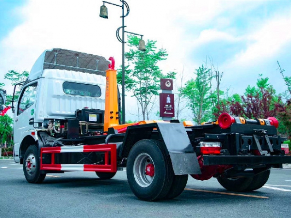 国六东风多利卡8方车厢可卸式（钩臂）垃圾车