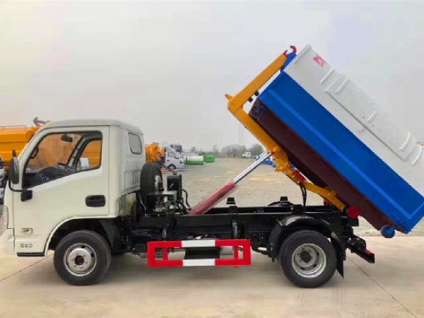 跃进小福星国六3~4方车厢可卸（钩臂）式垃圾车