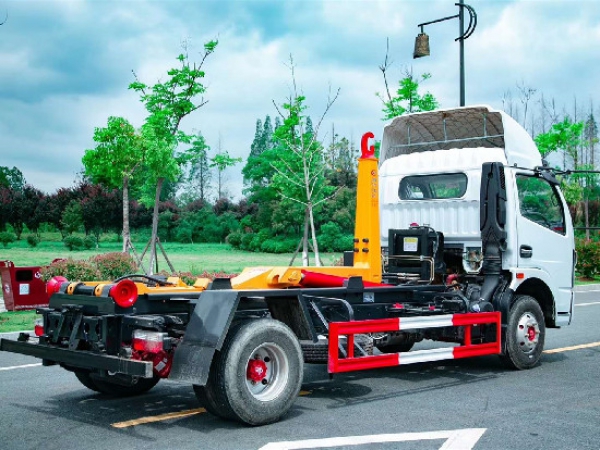 国六东风多利卡8方车厢可卸式（钩臂）垃圾车