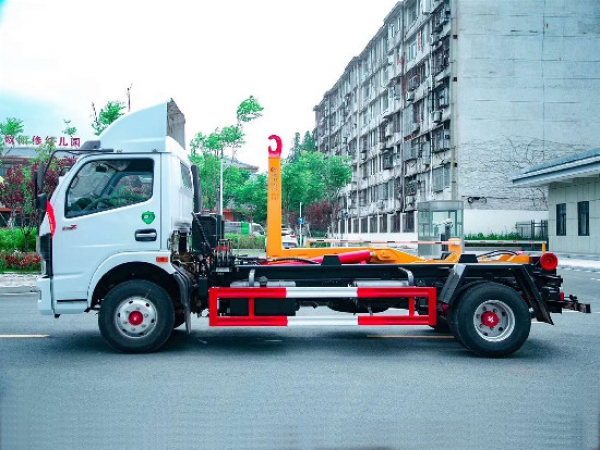国六东风多利卡8方车厢可卸式（钩臂）垃圾车