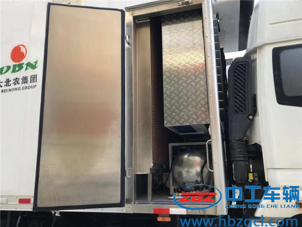 福田9米6空调恒温封闭式拉猪车