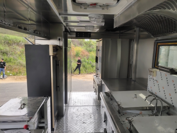 六驱后勤保障餐车