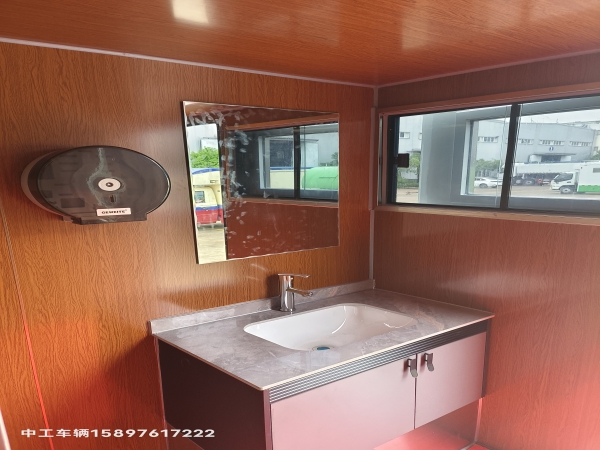 牵引拖挂式移动公厕车