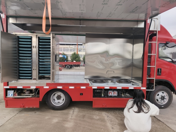 下沉式农村厨房餐车：地台操作更方便，乡宴办得更体面