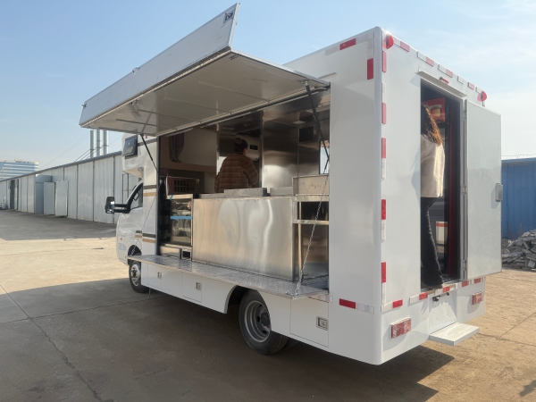 长安自动挡柴油房餐一体车｜一车双能，旅居与创收皆从容