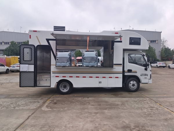 多功能房车版餐车 跃进S100 可住人可经营 支持私人定制